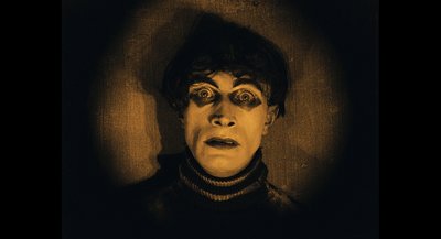 Filmstill aus: Das Cabinet des Dr. Caligari (Regie: Robert Wiene,Drehbuch: Carl Mayer und Hans Janowitz, 1920). Freundlicherweise zur Verfügung gestellt von der Friedrich-Wilhelm-Murnau-Stiftung, Wiesbaden