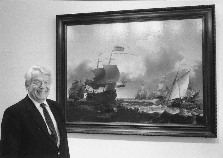 Henri Nannen vor dem Backhuysen-Gemälde