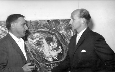 Otto van de Loo und Asger Jorn (links) bei der Eröffnung von Jorns erster Einzelausstellung in Deutschland, Galerie van de Loo, München 1958. Foto: Felicitas Timpe, München. Archiv van de Loo