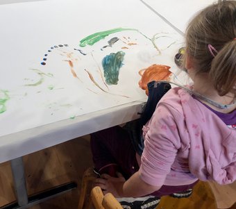 Mädchen im Kinderatelier 2021 Herbstferien-Werkstatt