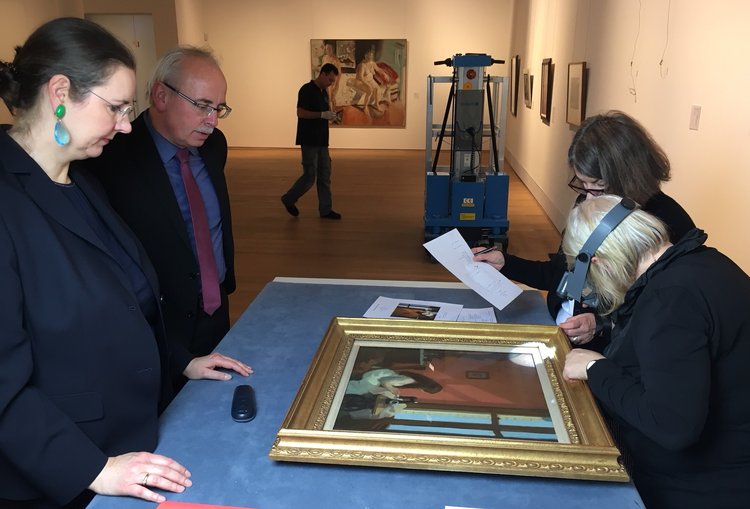 2017 ein Hopper-Gemälde für die Ausstellung The American Dream wird begutachtet
