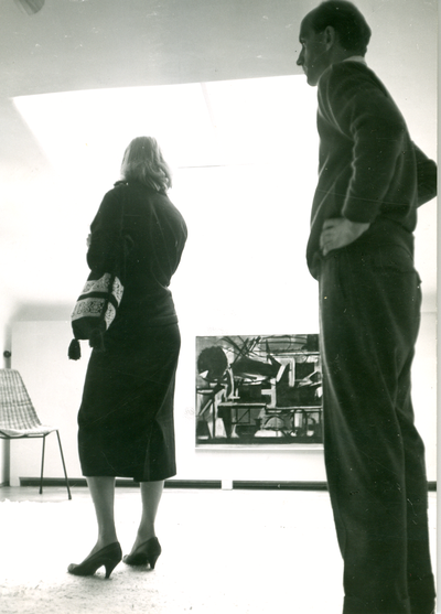 Otto van de Loo mit einer Besucherin in der Eröffnungsausstellung von K. R. H. Sonderborg 1957. Foto: Barbara Niggl Radloff. Archiv van de Loo