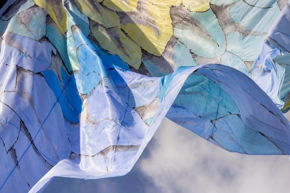 Raul Walch, Dressing the Wind (NNG), Festival of Future Nows, 2025, Neue Nationalgalerie, Berlin, Acrylfarbe auf Fahnenstoff 600 x 800 cm, Photo von Rosa Merk Installation in der Niedersächsischen Landesvertretung
