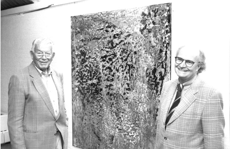 Henri Nannen und Jann Berghaus, Gründungsvorsitzender, vor dem Ankauf Abstraktes Bild, 1988, von Gerhard Richter