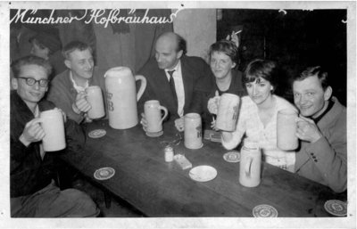 Von links nach rechts: Hans Platschek, Asger Jorn, Otto und Heike van de Loo, Silvie Gregoriadis, K. R. H. Sonderborg im Münchner Hofbräuhaus, 1958. Archiv van de Loo